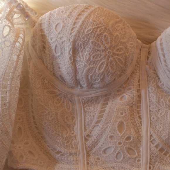 Muy Muy, White off the shoulder  Crochet lace crop top - Picture 5 of 12